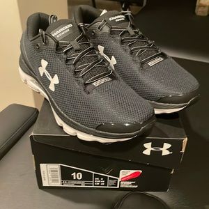 Men’s UnderArmour size 10 sneaker